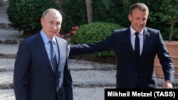 Russian President Vladimir Putin (left) and French President Emmanuel Macron meet at the Fort de Bregancon on August 19.