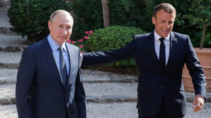 Путин и Макрон на разговори за одржување самит за Украина