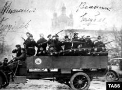 Красногвардейцы на улицах Петрограда, октябрь 1917 года