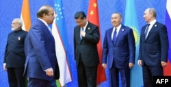 Президент Казахстана Нурсултан Назарбаев (второй справа) в окружении лидеров стран – участниц ШОС в Астане.