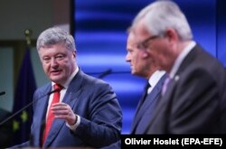 Petro Poroșenko cu președintele Consiliului European Donald Tusk (C) și cel al Comisiei UE Jean-Claude Juncker în Bruxelles.