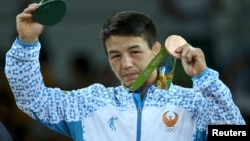 Өзбекстандық қазақ Елмұрат Тасмұратовтың Рио олимпиадасының қола медалін алып тұрған сәті. Бразилия, Рио-де Жанейро, 14 тамыз 2016 жыл. 