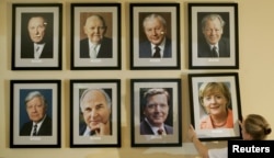 Портреты канцлеров ФРГ в берлинском ресторане Kanzlereck ("Канцлерский уголок") недалеко от резиденции правительства. Фото 2005 года, когда Ангела Меркель была впервые избрана