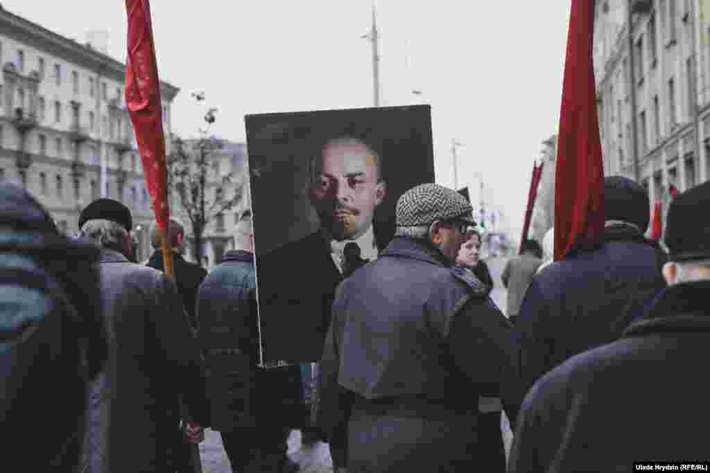 Чоловік несе портрет Володимира Леніна під час святкування Дня жовтневої революції у Мінську, Білорусь, 7 листопада. (Влад Гридзін, Радіо Свобода/Радіо Вільна Європа)&nbsp; &nbsp;