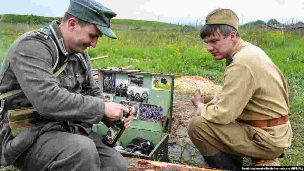 &laquo;Зустріч на Ельбі&raquo;. Німецький і радянський солдат відкривають охолоджуючий напій