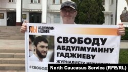 Участник пикета в поддержку журналиста Абдулмумина Гаджиева, 22 июля 2019 г. 