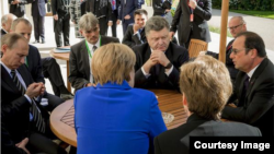 «Նորմանդական քառյակի» պետությունների ղեկավարները՝ Գերմանիայի կանցլեր Անգելա Մերկելը, Ֆրանսիայի, Ռուսաստանի և Ուկրաինայի նախագահներ Ֆրանսուա Օլանդը, Վլադիմիր Պուտինը և Պետրո Պորոշենկոն հանդիպում են Փարիզում, 2-ը հոկտեմբերի, 2015թ․