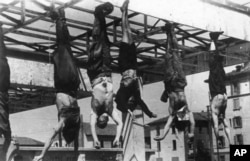Trupul neînsuflețit al dictatorului fascist Benito Mussolini a fost agățat de picioare în piața Loreto din Milano pe 28 aprilie 1945.