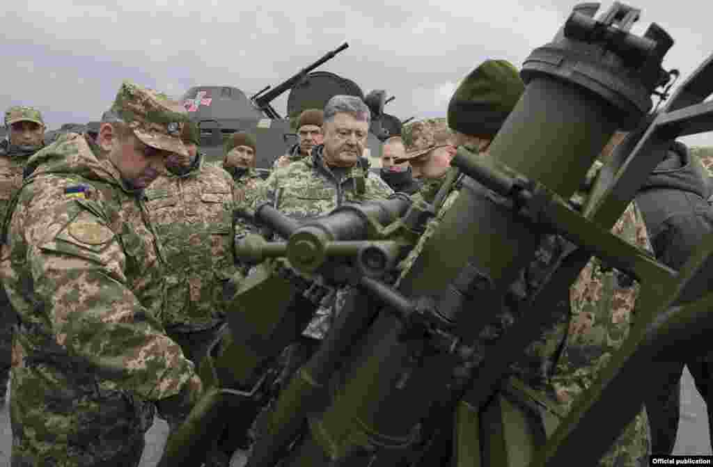 Президент Петро Порошенко взяв участь в церемонії передачі озброєння та військової техніки особовому складу ЗСУ в Чугуєві під час робочої поїздки до Харківської області, 15 жовтня 2016 року