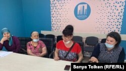 Сәуле Базарбаева, Алтын Жандосова, Ирина Мәженова, Елена Сатыбаева (солдан оңға қарай) Онлайн сот процесінің сапасына қатысты баспасөз мәслихатында отыр. Нұр-Сұлтан, 8 маусым 2020 жыл.