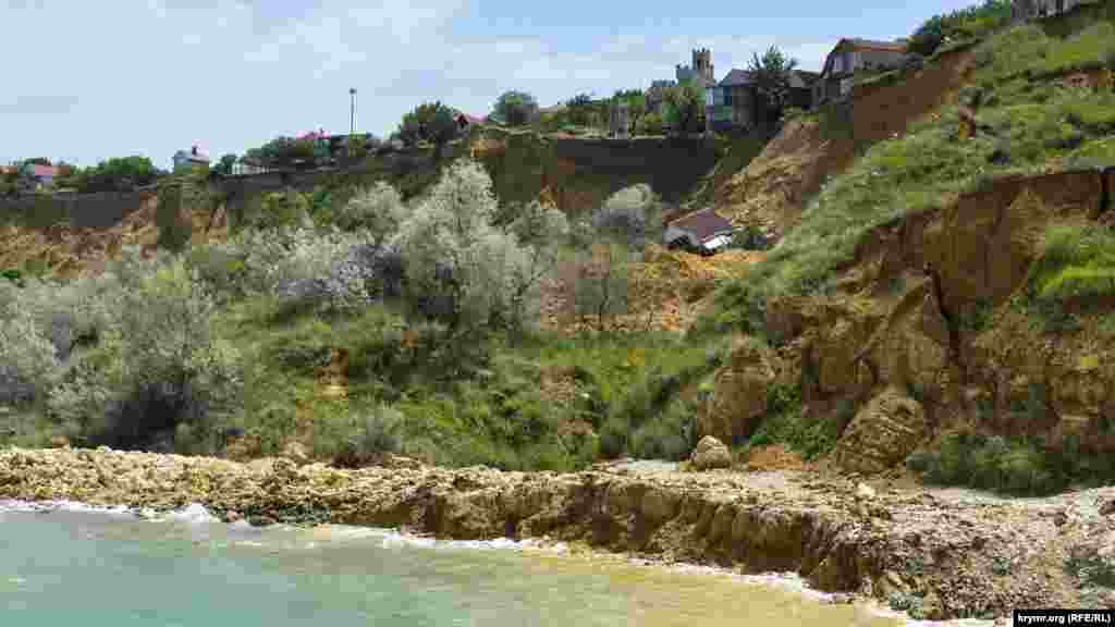 Пляж &laquo;Толстяк&raquo; перебуває у оповзненебезпечній зоні. У минулому році зсув знищив два садових будиночки