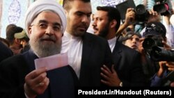 Хасан Роухани (сол жақта) Иран президенті сайлауына дауыс беріп тұр. Тегеран, 19 мамыр 2017 жыл.