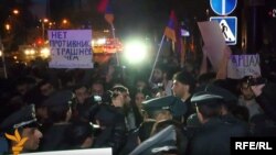 Фотографија од синоќешните протести во Ереван по потпишувањето на договорот со Азербејџан за Нагорно Карабах со посредство на Русија