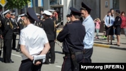 Полицейские наблюдают за первомайской демонстрацией в Керчи, 1 мая 2018 года