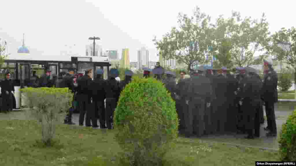 Іле-шала екі автобусқа мінген полицейлер келді. Астана, 22 мамыр 2013 жыл.