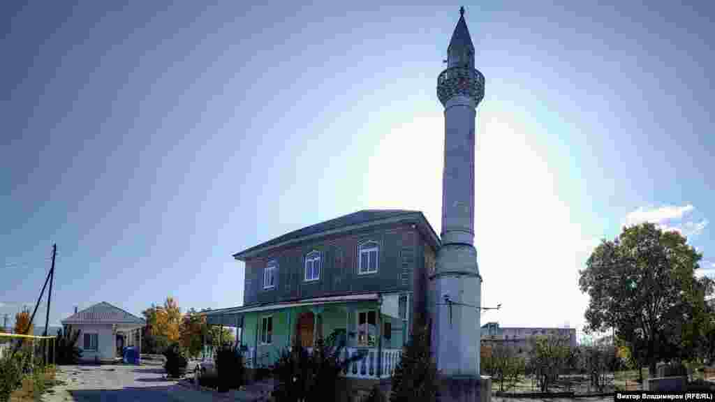 Единственная в селе мечеть называется &laquo;Заланкой джамиси&raquo;. Согласно &laquo;Списку населенных мест Таврической губернии по сведениям 1864 года&raquo;, тогда Заланкой считался татарской деревней с 28 дворами, 151 жителем, мечетью и водяной мельницей при реке Бельбеке.&nbsp; Сейчас мечеть напоминает многие культовые сооружения, построенные в 1990-х годах, после массового возвращения крымских татар на историческую родину, в Крым. Это, как правило, двухэтажное здание с одним минаретом, который расположен с правой стороны у главного входа. Наружные стены украшены белыми узорами