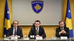 Premijer na dužnosti Aljbin Kurti (u sredini), Avudlah Hoti, nekada vicepremijer, sada kandidat za premijera (levo) i Haki Abazi, vicepremijer, tokom sednice Vlade u februaru 2020.