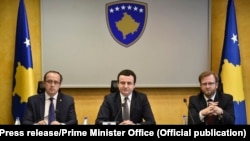 Kryeministri Albin Kurti dhe dy zëvendësit e tij, Avdullah Hoti dhe Haki Abazi, gjatë mbledhjes së parë të Qeverisë së re të Kosovës. Prishtinë, 4 shkurt, 2020.