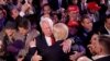 Robert Trump îmbrățișat de fratele său, președintele american Donald Trump