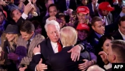 Robert Trump îmbrățișat de fratele său, președintele american Donald Trump