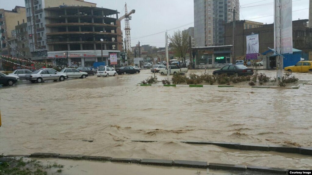 به دنبال وقوع سیل در ۱۴ استان ایران در بهمن ماه حداقل سه نفر کشته شده و پنج نفر مفقود شده‌اند. یکی از این قربانیان برای گرفتن «عکس سلفی» به کنار رودخانه‌ای در جیرفت رفته بود.