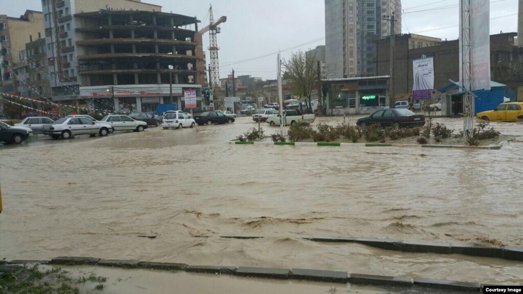 به دنبال&nbsp;وقوع سیل در ۱۴ استان ایران&nbsp;در بهمن ماه حداقل سه نفر کشته شده و پنج نفر مفقود&nbsp; شده&zwnj;اند. یکی از این قربانیان برای گرفتن &laquo;عکس سلفی&raquo; به کنار رودخانه&zwnj;ای در جیرفت رفته بود. 