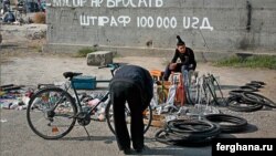 An Uzbek flea market in the Ferghana region (file photo)