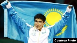 Бейжіңде 2008 жылы өткен жазғы олимпиадада бокстан жеңімпаз атанған Бақыт Сәрсекбаев. (Көрнекі сурет)