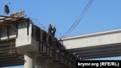Будівництво естакади на дорозі в Керчі, квітень 2018 року