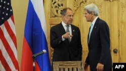 Sekretari amerikan i shtetit John Kerry (djathtas) dhe ministri i jashtëm rus Sergei Lavror gjatë një takimi në kuadër të samitit APEC