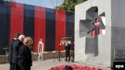 President Yushchenko and U.S. Vice President Dick Cheney and wife Lynne at the monument to "Holodomor" victims in Kyiv on September 5