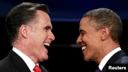 Միացյալ Նահանգների նախագահի թեկնածուների առաջին բանավեճին ժամանած Բարաք Օբաման եւ Միթ Ռոմնին ողջունում են միմյանց, Դենվեր, 3-ը հոկտեմբերի, 2012թ.