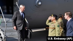 Sekretari amerikan i Mbrojtjes, James Mattis, arrin në Islamabad, 4 dhjetor 2017.