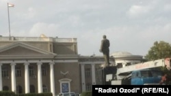 Демонтаж памятника Ленину в городе Бустон на севере Таджикистана.