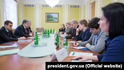 Украина президенті Петр Порошенко үкіметтік емес ұйымдардың өкілдерімен кездесуде. Киев, 27 наурыз 2017 жыл.