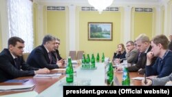 Ukrainian President Petro Poroshenko (second from left) meets with representatives of anticorruption NGOs in Kyiv on March 27. 