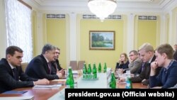 Ukrainian President Petro Poroshenko (second from left) meets with representatives of anticorruption NGOs in Kyiv on March 27.