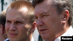 Свергнутый президент Украины Виктор Янукович (справа) с сыном Александром. Апрель 2010 года.
