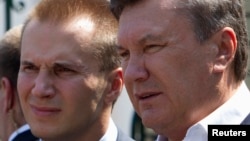 Бывший президент Украины Виктор Янукович (п) и его сын Александр (л)