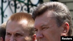 Виктор Янукович бо писараш Олександр
