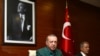 Turski predsjednik Recep Tayyip Erdogan u razgovoru sa medijima, a na zidu prostorije slika osnivača moderne Turske Mustafe Kemala Ataturka, Istanbul, maj 2018.