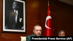 Turski predsjednik Recep Tayyip Erdogan u razgovoru sa medijima, a na zidu prostorije slika osnivača moderne Turske Mustafe Kemala Ataturka, Istanbul, maj 2018.