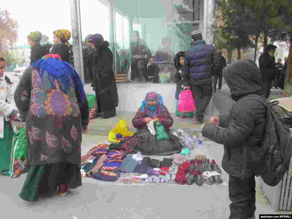 Aşgabatda awtobus duralgalarynda, ýerasty geçelgelerde ownuk söwda edip oturan zenanlary ýylyň ähli paslynda hem görmek bolýar