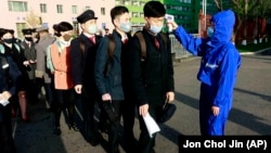 Հյուսիսային Կորեա - Ուսանողների ջերմաչափում Փհենյանի համալսարաններից մեկում, ապրիլ, 2020թ.