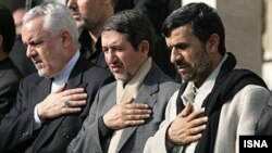مجتبی ثمره هاشمی(نفر وسط) در کنار محمود احمدی‌نژاد و محمدرضا رحیمی. 