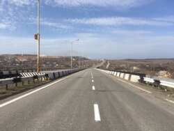 Вид на мост перед КПВВ Новотроицкое. Первозданная пустота
