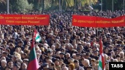 Некоторые рассуждают о планах проведения "ответного" митинга сторонников президента: мы, мол, побольше людей соберем