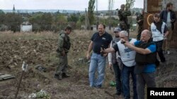 Наблюдатели ОБСЕ на окране Макеевки Донецкой области, где найдены могилы погибших мирных жителей