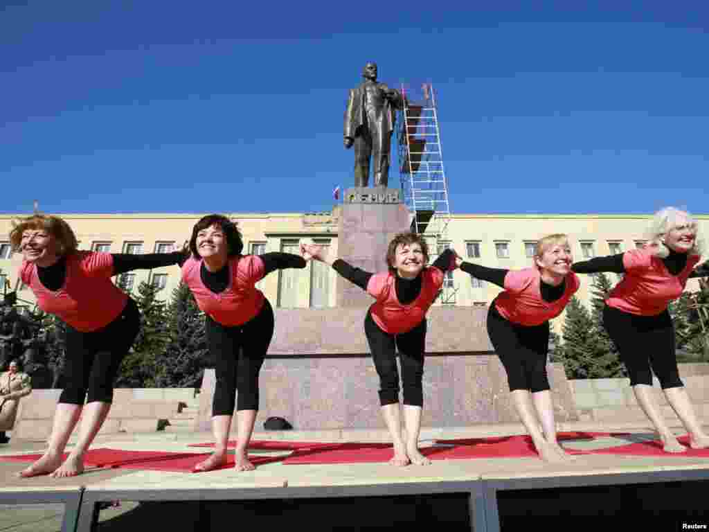Russians in Stavropol mark International Health Day with a little exercise in front of a statue of Vladimir Lenin. - Photo by Eduard Korniyenko for Reuters