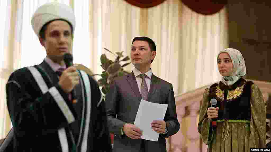 "Казан" милли-мәдәни үзәгендә татар яшьләренең Корбан ашы. Диния нәзарәтеннән Габдулла Әдъгамов. Алып барчылар Илфар Кәримов һәм Сөмбел Вәлиди